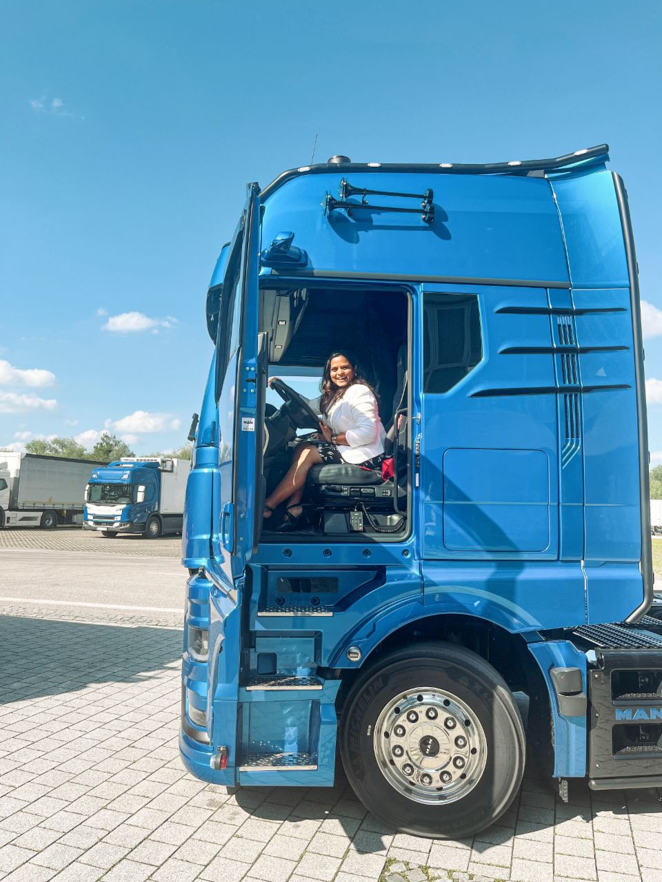 Monisha Anthony im MAN Truck 