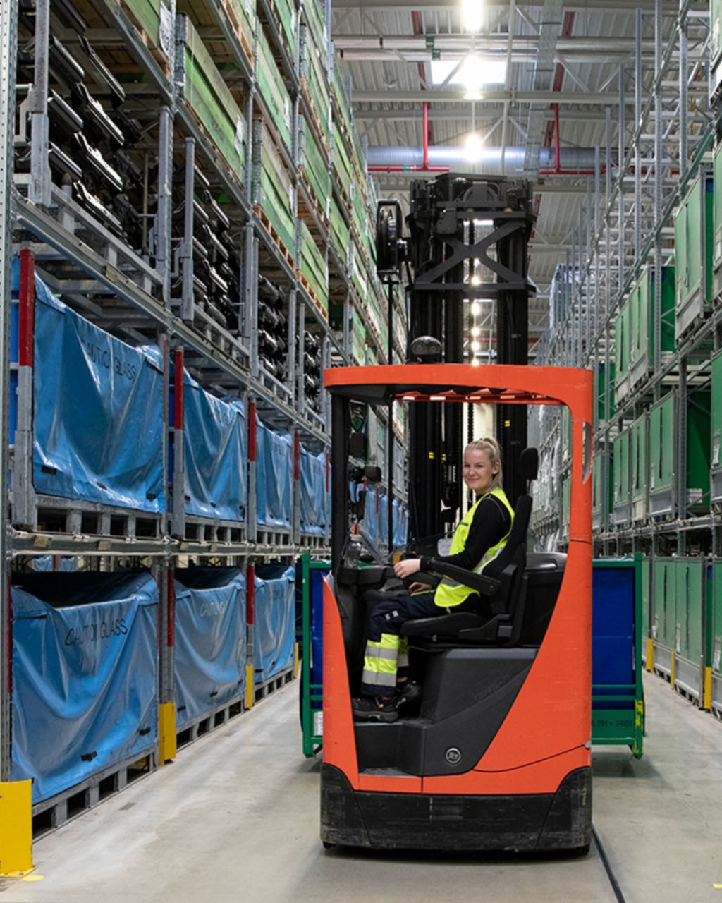 Logistics Lagerhaus Gabelstapler bewegt Teile in einem großen Lagerhaus