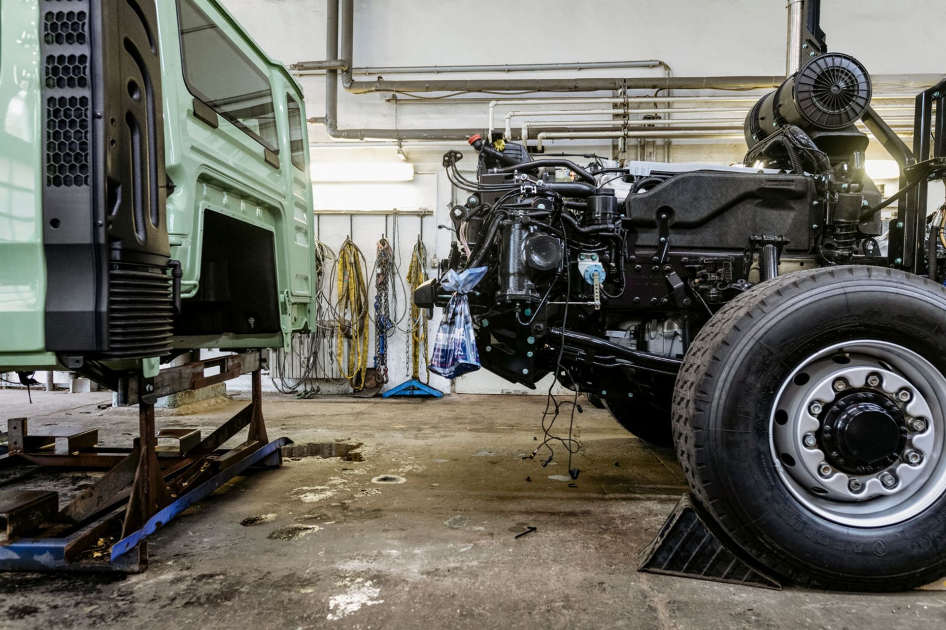 In der Werkstatt – Fahrerhaus, Fahrgestell und Aufbau des Trucks werden in mehrere Teile zerlegt.