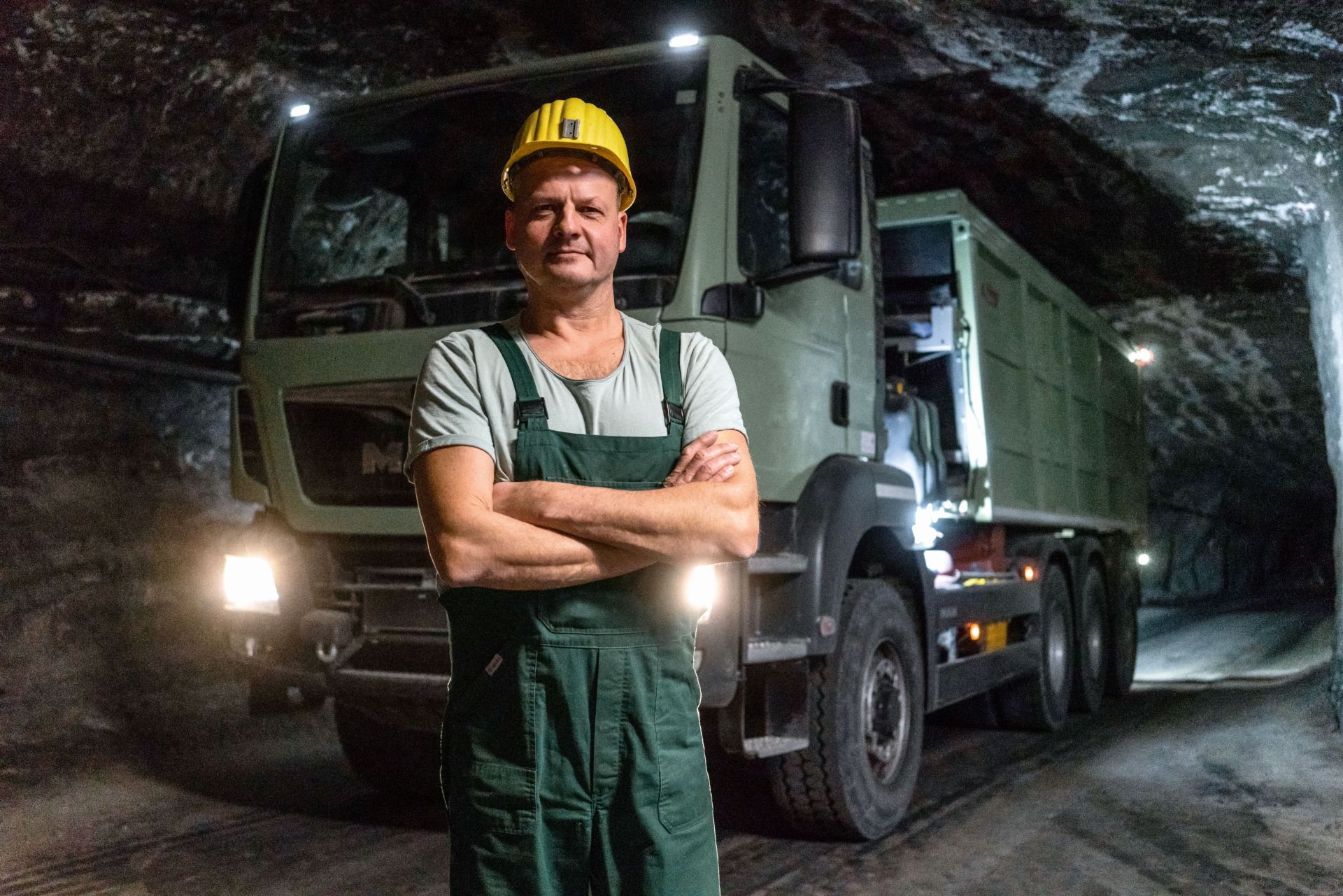 Fertig zur Abfahrt – Matthias Wenzel freut sich über seinen neuen Truck. Ungefähr zehn Jahre soll der robuste Lkw im Einsatz unter Tage standhalten.