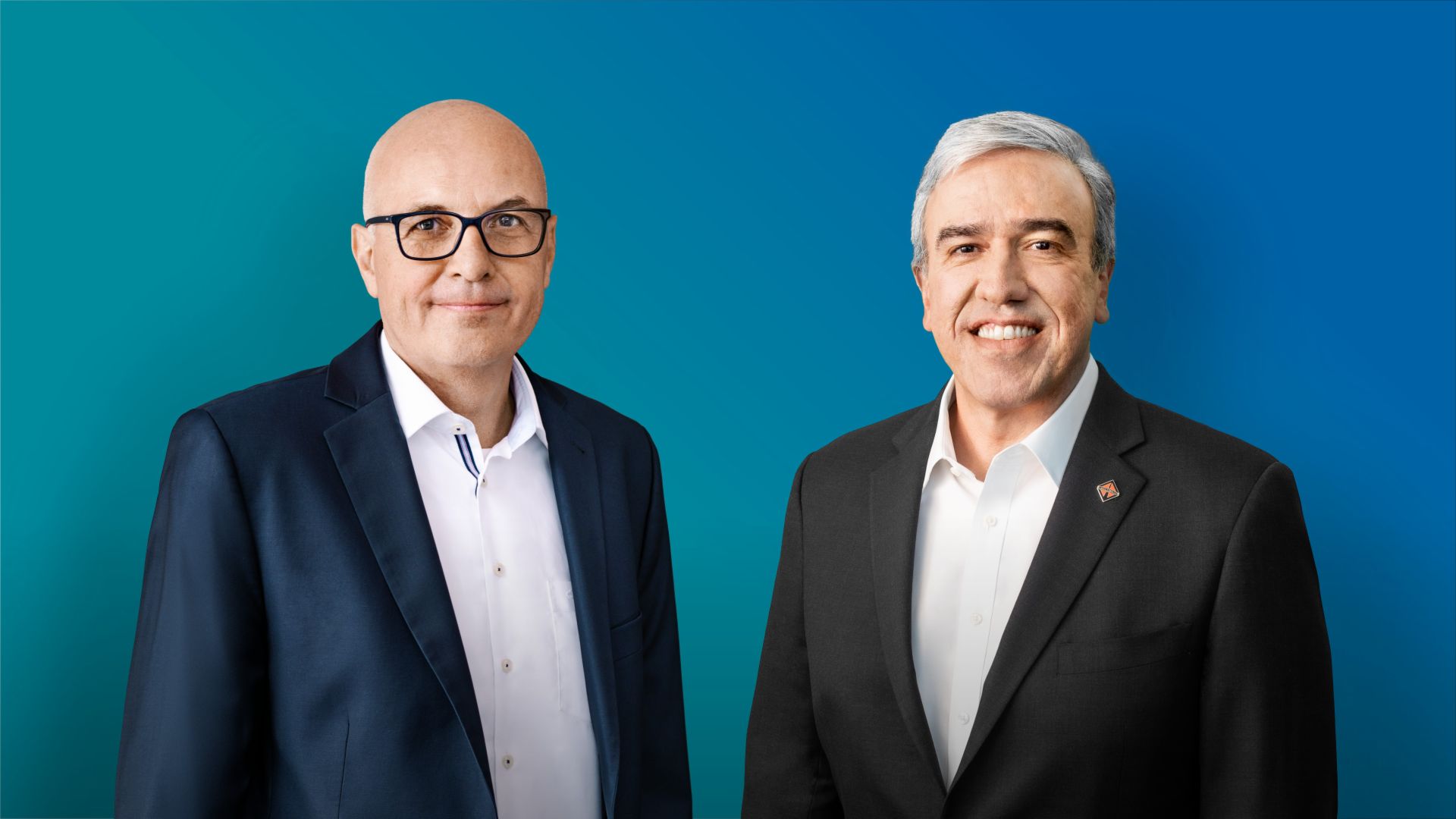 Matthias Gründler and Persio Lisboa  Image of Matthias Gründler (CEO TRATON SE, left) and Persio Lisboa (CEO Navistar Inc., right) in front of a blue background