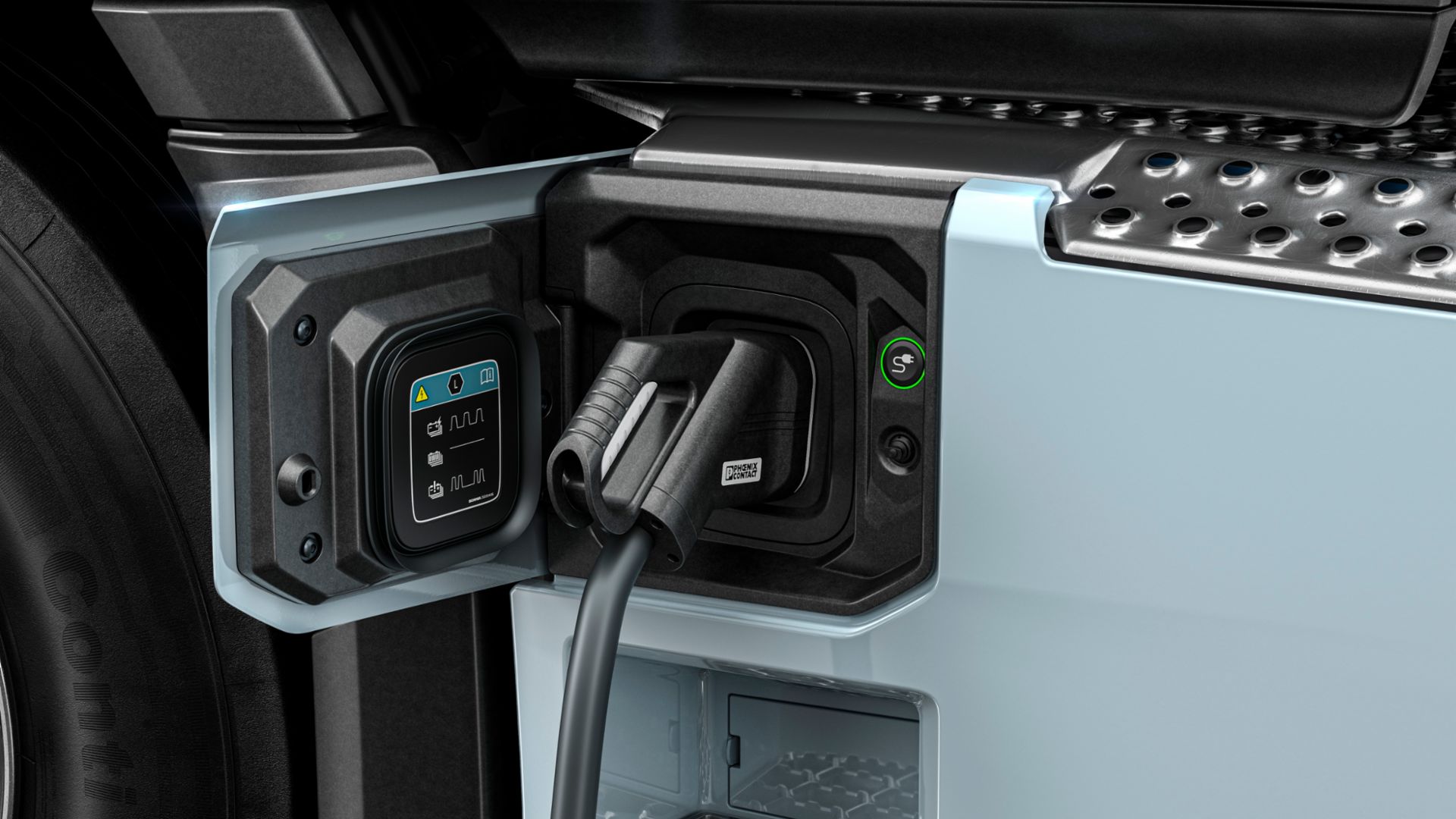 Nahaufnahme eines batterieelektrischen Nutzfahrzeugs von Scania mit geöffnetem Ladeanschluss und angeschlossenem Ladekabel.