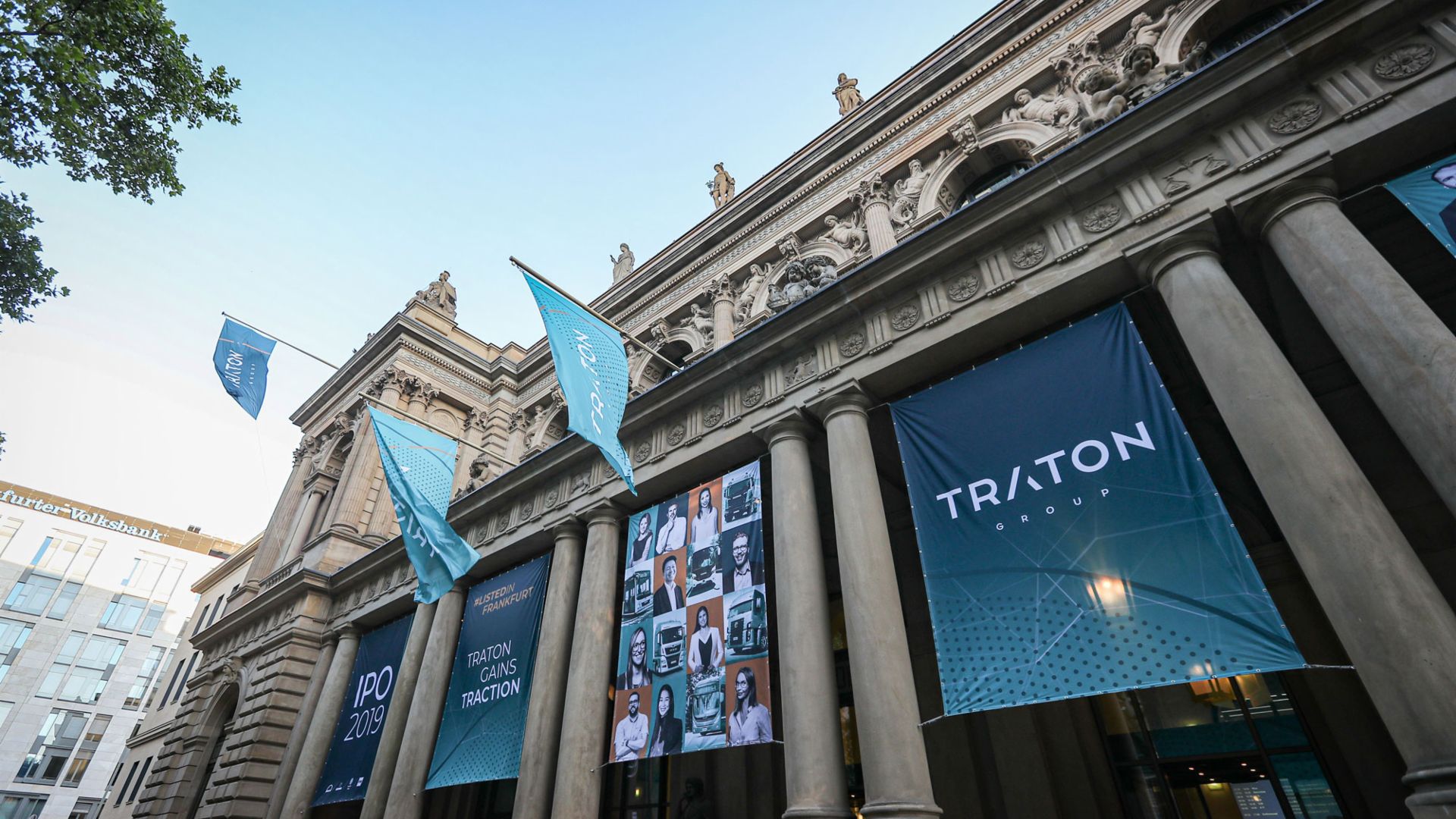 Blaue TRATON-Banner hängen vor der Frankfurter Börse