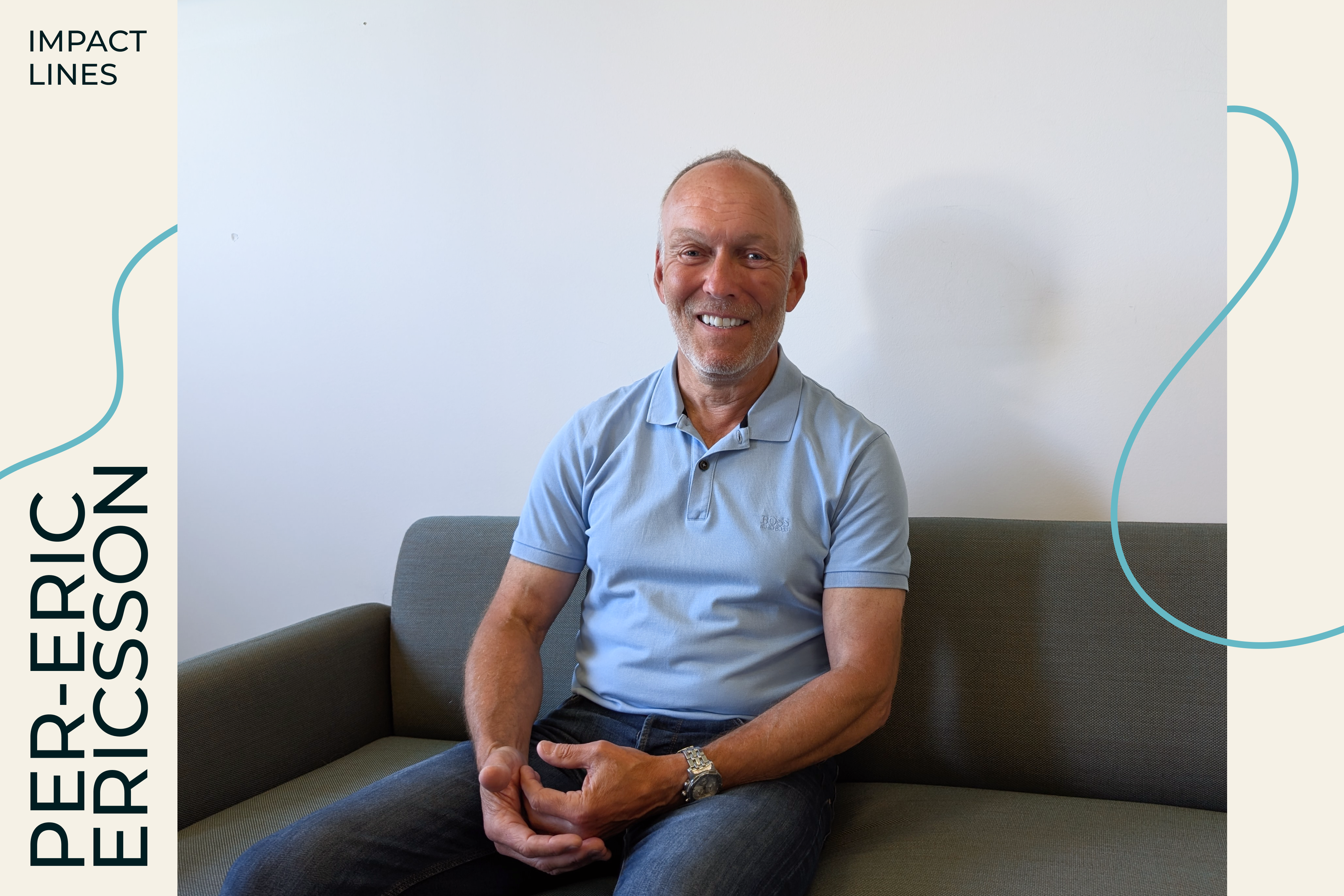 Per‑Eric Ericsson sitzt auf einem Sofa in einem Innenraum vor einer hellen Wand und trägt ein hellblaues Poloshirt sowie Jeans. Die Hände sind locker ineinander gelegt. Auf der linken Bildseite befindet sich ein grafischer Bereich mit dem Text „PER‑ERIC ERICSSON“ und „IMPACT LINES“. Dezente grafische Linien ergänzen das Layout.
