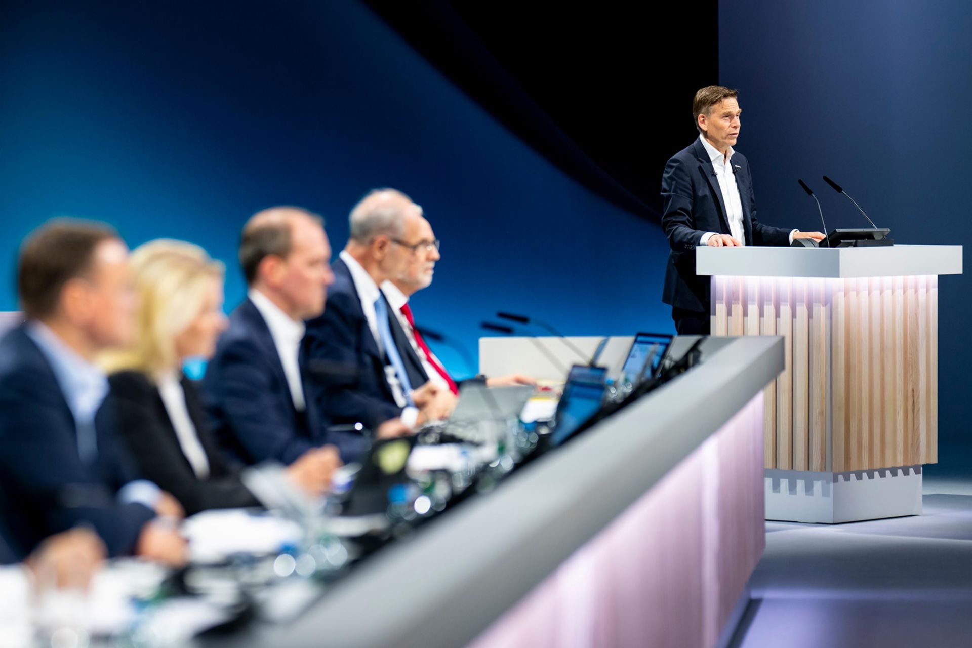 TRATON CEO hält eine Präsentation neben den Vorstandsmitgliedern