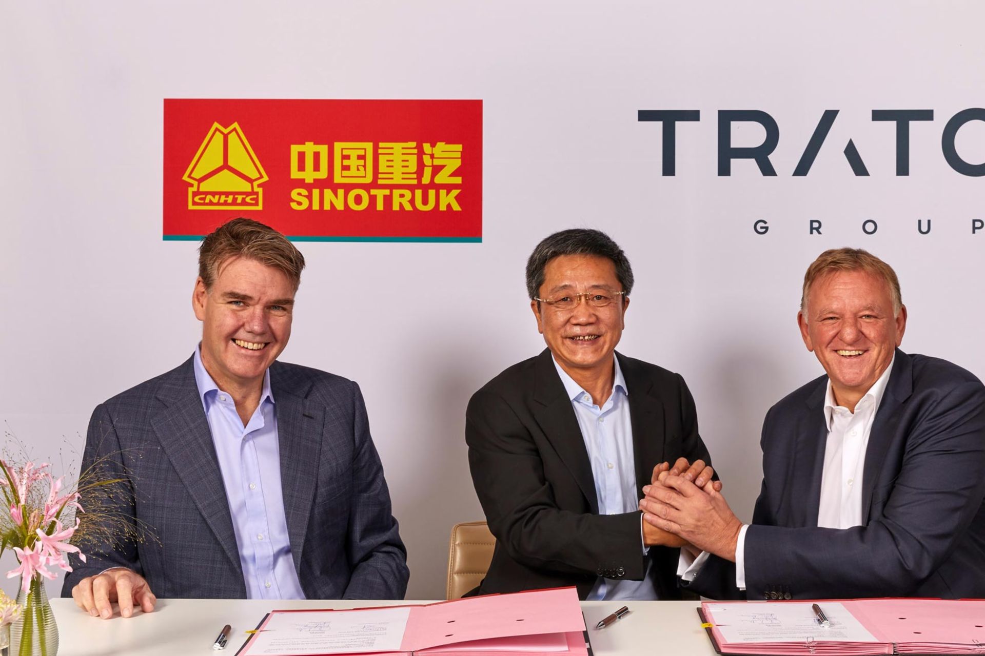 (Von links nach rechts) Joachim Drees, CEO MAN, Cai Dong, President Sinotruk und Andreas Renschler, CEO TRATON.
