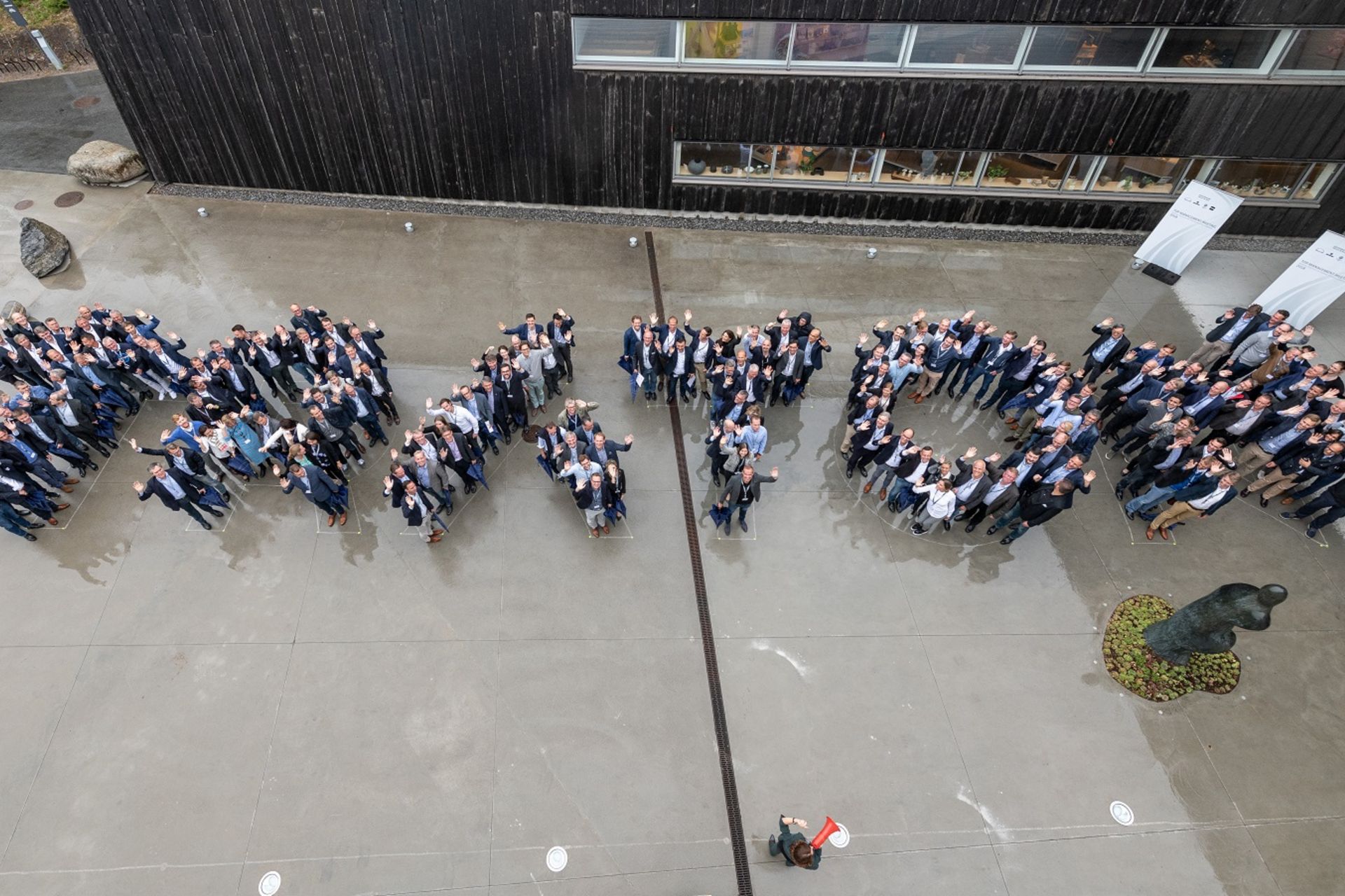Employees recreate TRATON logo.
                 