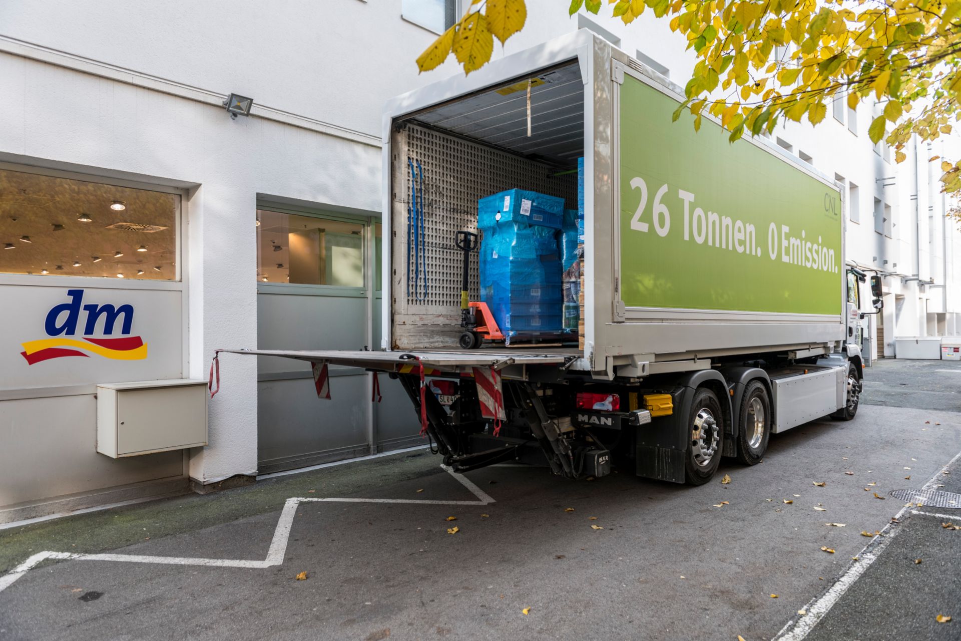 Der lokal emissionsfreie MAN-eTruck passt zur Nachhaltigkeitsphilosophie des belieferten Kunden.