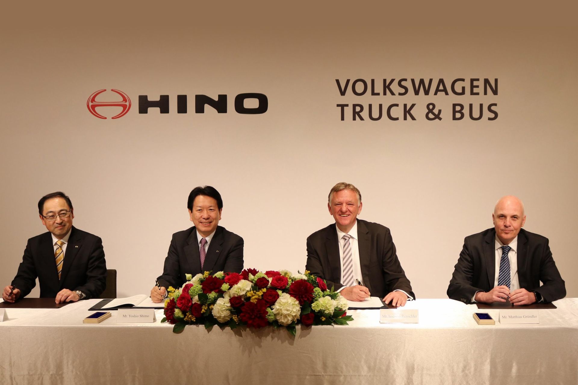 (von links) Taketo Nakane, Director and Senior Managing Officer Hino Motors, Yoshio Shimo, President & CEO Hino Motors, Andreas Renschler, Mitglied des Vorstands Volkswagen AG und CEO TRATON, Matthias Gründler, CFO TRATON