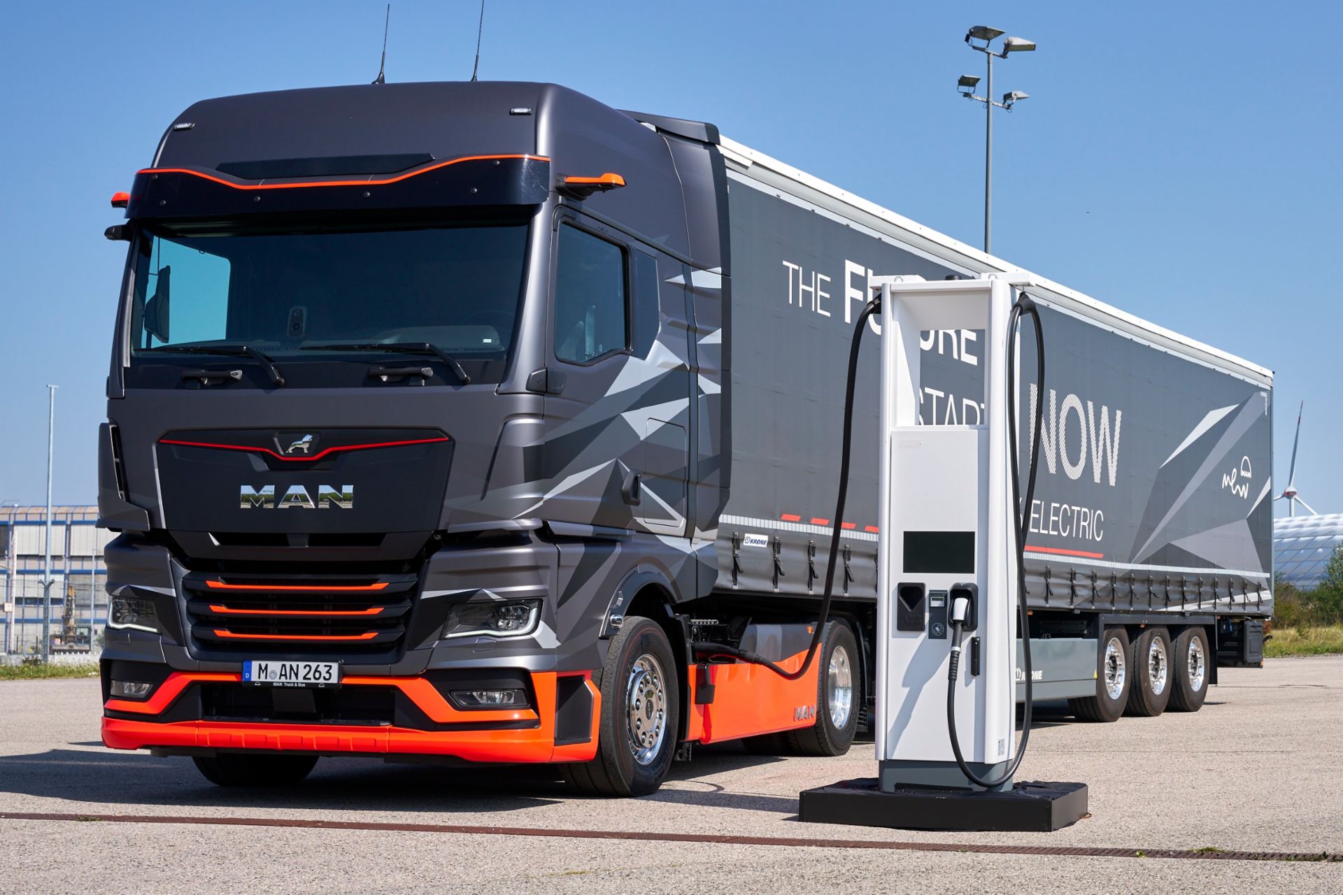 Großer SCANIA Lkw an der E-Ledestelle
                 