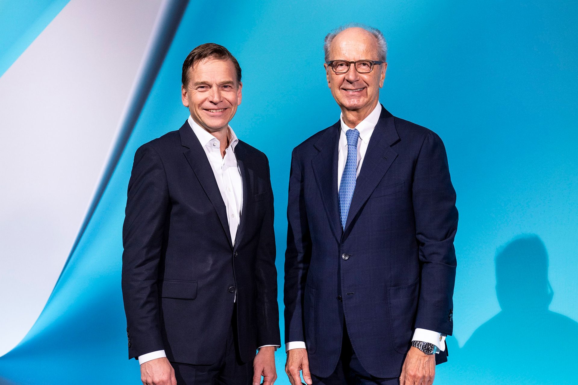 (V.l.n.r.): Christian Levin (Vorstandsvorsitzender der TRATON SE), Hans Dieter Pötsch (Vorsitzender des Aufsichtsrats der TRATON SE) auf der Hauptversammlung 2025 der TRATON SE.
                     