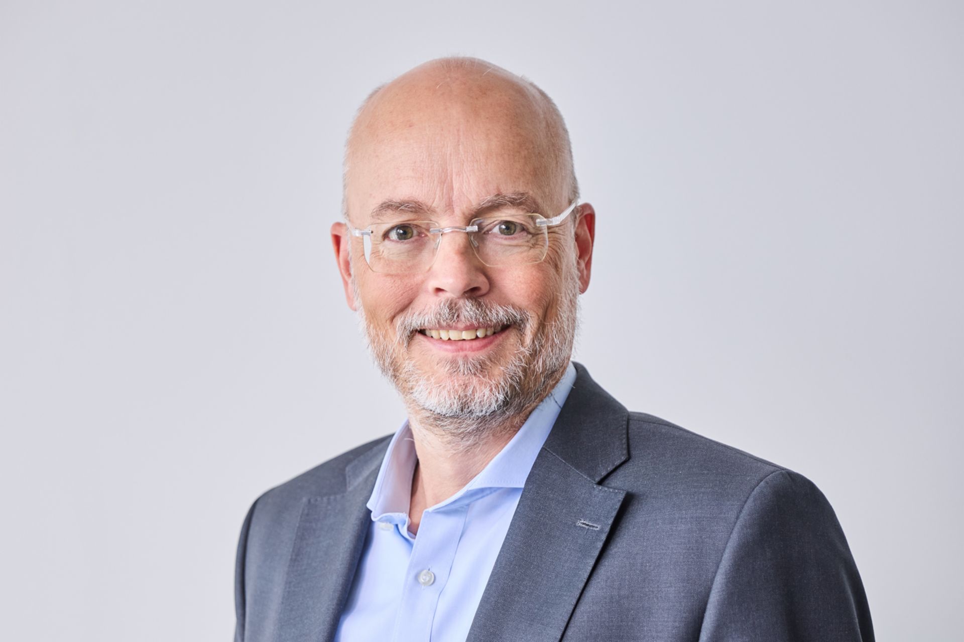 Porträt eines Mannes in einem grauen Anzug