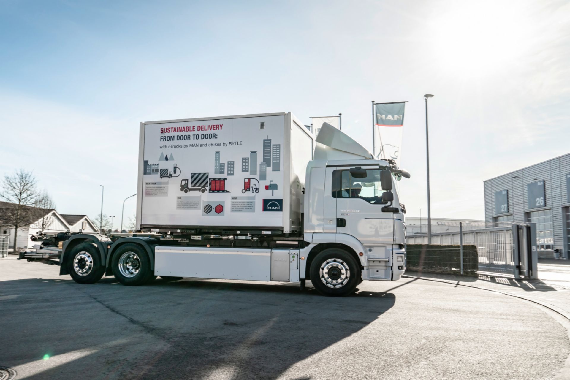 LKW auf einem Parkplatz Weißer LKW mit Werbung für nachhaltige Lieferung auf einem Parkplatz.