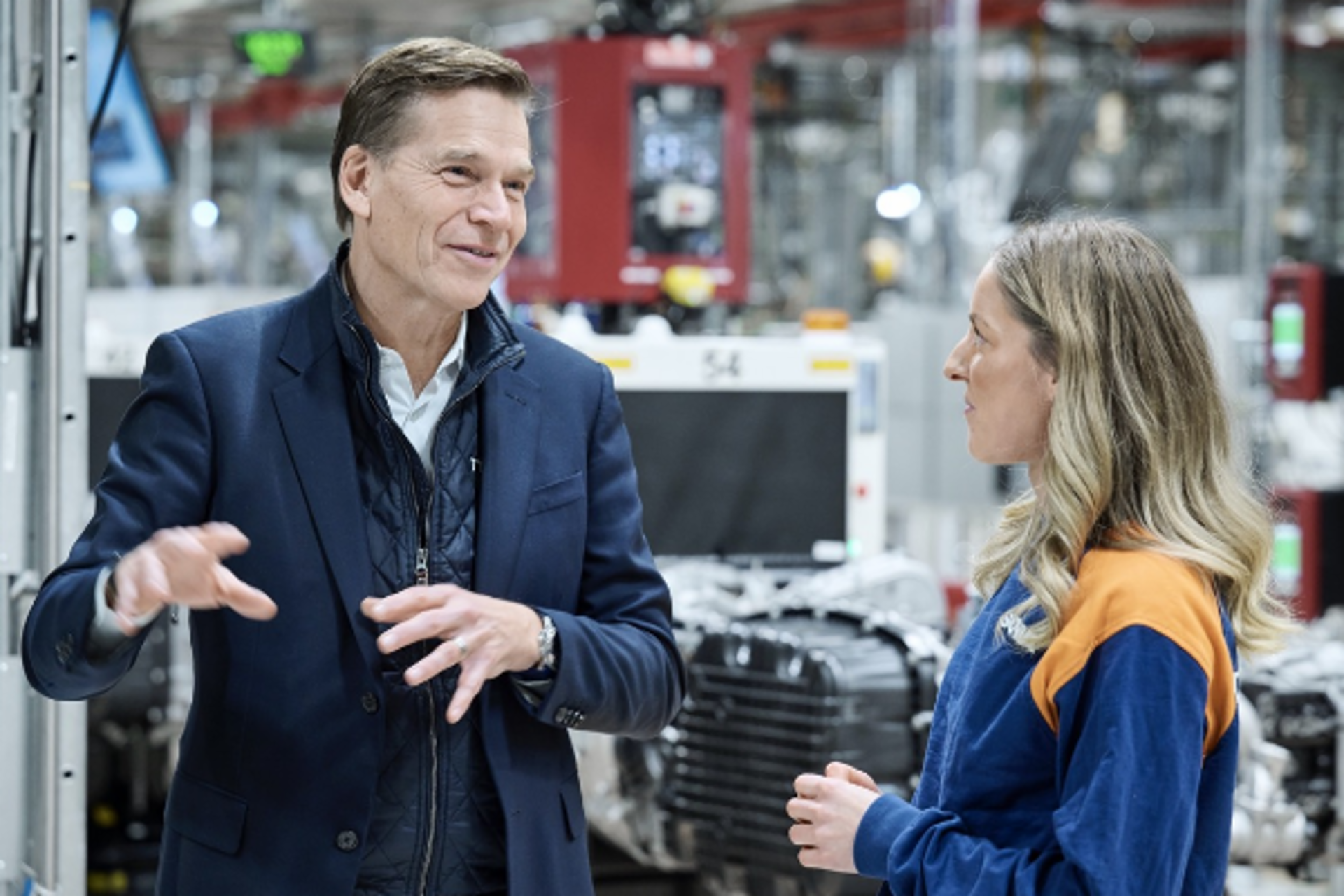 Christian Levin, CEO of Scania and CEO of TRATON SE, talking to a Scania employee at a Scania production site.
                 
