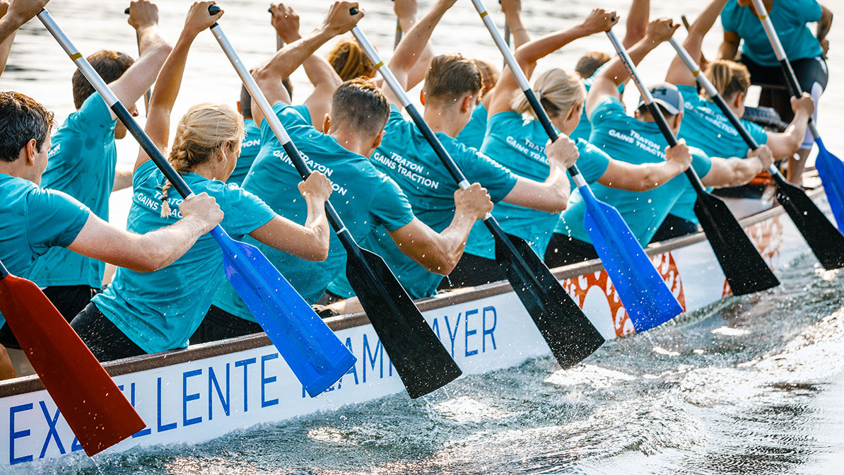 Das Drachenboot-Team der TRATON GROUP in einem Dracheboot auf dem Wasser.